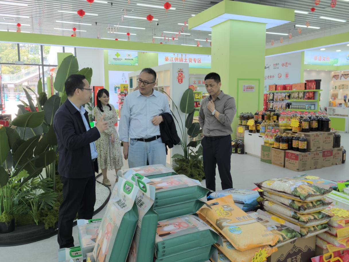 调研组实地察看綦珍馆供销专柜2.png
